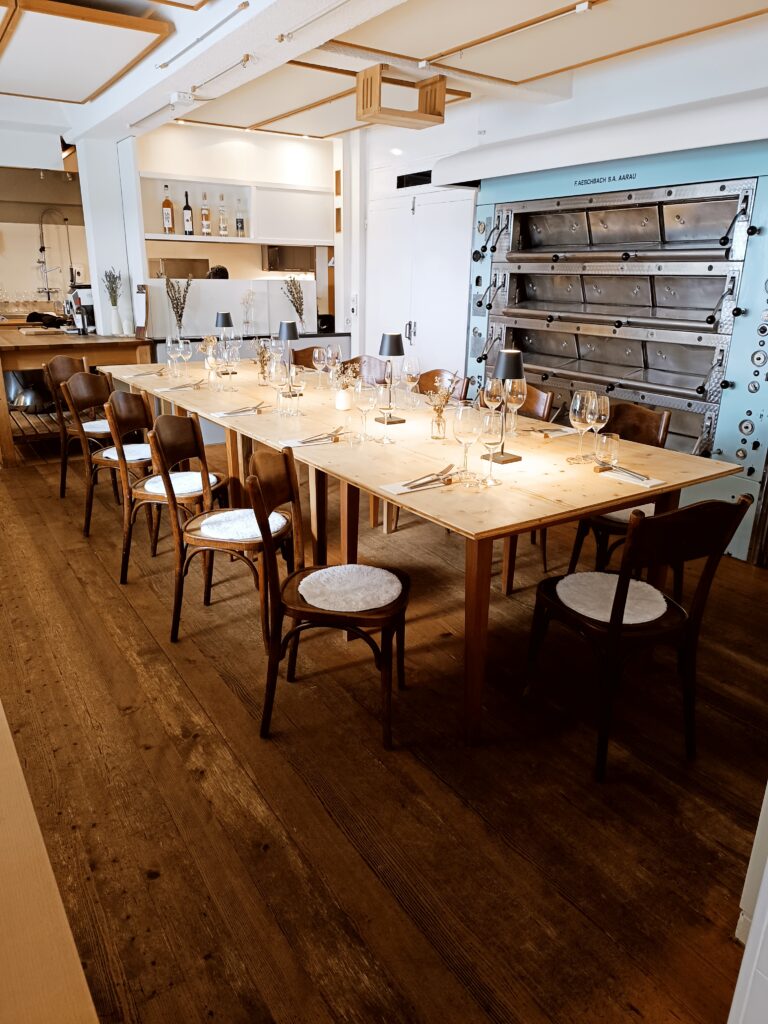 Grosser Tisch, liebevoll gedeckt